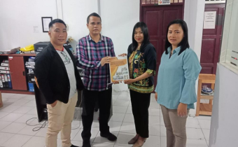 Ketua dan Anggota Bawaslu Kabupaten Katingan menyerahkan Hasil Laporan Komprehensif Hasil Pengawasan Pemilihan Umum Anggota DPR, Anggota DPD, Presiden dan Wakil Presiden dan Anggota DPRD Tahun 2019 