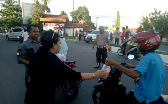 Bawaslu Kabupaten Katingan Berbagi Takjil di Bundaran Kasongan