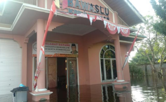 Peduli Bencana Banjir Katingan, Bawaslu Kalteng Serahkan Bantuan