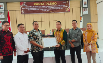 Anggota Bawaslu Katingan Saat Menerima Penyerahan Berita Acara Penetapan DPS