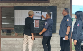Ketua Bawaslu Kalteng dan Ketua Bawaslu Kabupaten Katingan saat melakukan Pengawasan Penempelan DPS