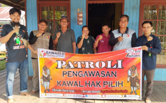 Anggota Bawaslu Kabupaten Katingan saat melakukan Pengawasan Patroli Kawal Hak Pilih di Kecamatan Katingan Tengah