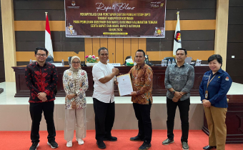 Usman Sitepu saat menerima BA Rekapitulasi DPT