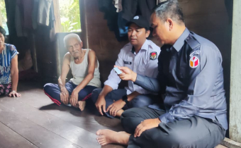 Anggota Bawaslu Kabupaten katingan Usman Sitepu melakukan pengecekan ktp pemilih dengan usia diatas seratus tahun di Desa Tewang Derayu