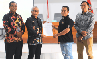 Ketua Bawaslu Katingan di dampingi koordiv HP2H saat penandatanganan Nota Kesepahaman (MoU) dengan Persatuan Wartawan Indonesia Kabupaten Katingan