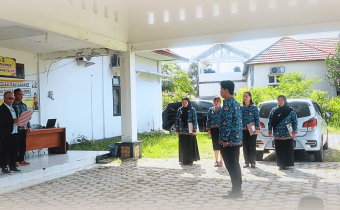 Ketua Bawaslu Kabupaten Katingan Yosafat Ericktovia Kawung selaku inspektur upacara membacakan Naskah Ikrar Pancasila