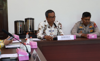 Anggota Bawaslu Katingan, Usman Sitepu saat menghadiri rapat pleno terbuka Pemutakhiran Data Pemilih Berkelanjutan (PDPB) Tingkat Kabupaten Katingan 