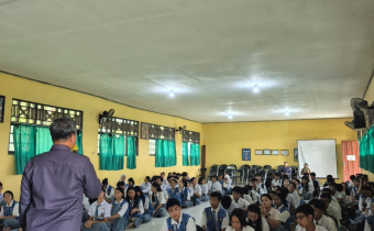 Anggota Bawaslu Katingan, Usman Sitepu saat memberikan materi pada kegiatan Sosialisasi Pengawasan Pemutakhiran Data Pemilih Berkelanjutan (PDPB) di lingkungan SMA Negeri 1 Tewang Sangalang Garing