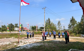 Ketua dan Anggota serta jajaran sekretariat Bawaslu Kabupaten Katingan saat melaksanakan Upacara Peringatan HUT Ke-81 Kemerdekaan Republik Indonesia  