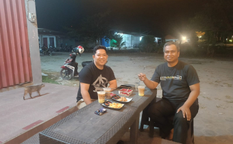 Kordiv HP2H Bawaslu Kabupaten Katingan Usman Sitepu bersama awak media Intim News Maulana Kawit dalam pertemuan di Cafe Taguk Ha, Kasongan.