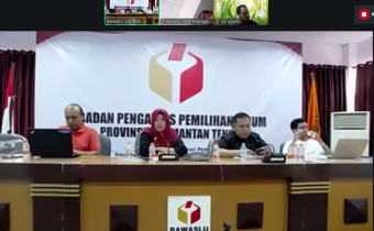 Koordinator Divisi Pencegahan, Partisipasi Masyarakat, dan Hubungan Masyarakat Bawaslu Provinsi Kalimantan Tengah, Siti Wahidah, saat memberikan arahan pada kegiatan Rapat Evaluasi Pengelolaan Kehumasan, Peliputan dan Dokumentasi serta Informasi Publik Bawaslu Provinsi dan Bawaslu Kabupaten/Kota se-Kalimantan Tengah, Jumat (14/8/2026).