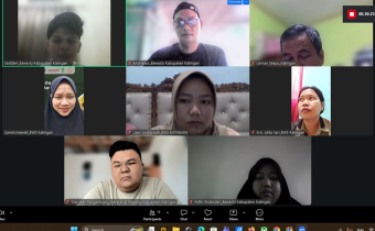 Tangkapan layar yang menampilkan suasana kegiatan rutin "Jumat Berbagi" yang dilaksanakan secara daring oleh Badan Pengawas Pemilu (Bawaslu) Kabupaten Katingan melalui platform Zoom Workplace pada Jumat, 21 Agustus 2026.