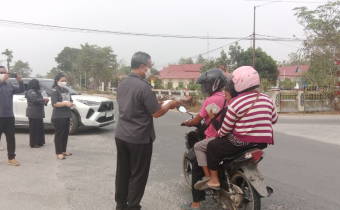Koordinator Divisi Hukum, Pencegahan, Partisipasi Masyarakat, dan Hubungan Masyarakat (HP2H) Bawaslu Kabupaten Katingan, Usman Sitepu, bersama jajaran Bawaslu Katingan membagikan masker kepada warga dan pengguna jalan sebagai bentuk kepedulian di tengah kondisi bencana asap. Kegiatan tersebut dilakukan sebagai upaya membantu melindungi masyarakat dari paparan asap serta mengajak warga untuk menjaga kesehatan selama kondisi udara kurang baik.