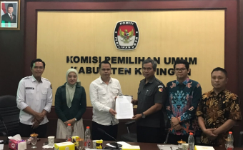 Koordiv HP2H Bawaslu Kabupaten Katingan, Usman Sitepu bersama ketua dan Anggota KPU Kabupaten Katingan saat sampaikan saran perbaikan 17 Data Pemilih.