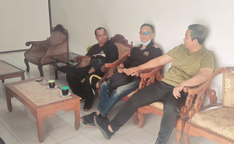 pertemuan santai antara Kordiv HP2H Bawaslu Kabupaten Katingan, Usman Sitepu, dengan awak media Kalimantan Post, M. Isnaeni, SP, di Kantor Bawaslu Kabupaten Katingan