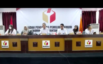 Koordiv HP2H Bawaslu Kabupaten Katingan, Usman Sitepu mengikuti rapat daring melalui Zoom Meeting tentang standar layanan publik.