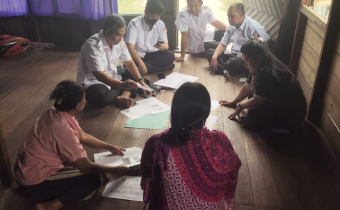 Koordiv HP2H Bawaslu Kabupaten Katingan, Usman Sitepu beserta staf saat melakukan uji petik di desa Tewang Kadamba