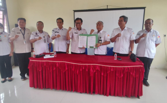 Ketua Dan Anggota Bawaslu Kabupaten Katingan bersama jajaran pejabat Dinas Sosial Kabupaten Katingan saat penandatanganan perjanjian pinjam pakai gedung, Rabu (23/9), di Aula Dinas Sosial Kabupaten Katingan.
