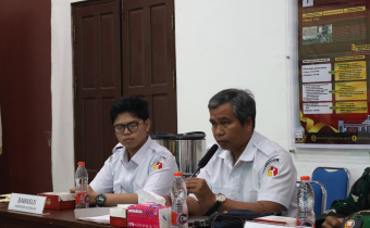 Koordiv HP2H Bawaslu Kabupaten Katingan, Usman Sitepu beserta staf saat menghadiri Rapat Pleno Terbuka Rekapitulasi PDPB TW III Tahun 2026