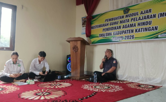 Ketua Bawaslu Kabupaten Katingan, Yosafat E. Kawaung, menyampaikan materi sosialisasi pendidikan kepemiluan dalam Pertemuan Guru Agama Hindu Jenjang SMA/SMK se-Kabupaten Katingan di Balai Basarah Hatamuei Lingu Nalatai, Senin (19/10/2026).