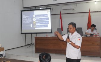 Koordiv HP2H Bawaslu Kabupaten Katingan, Usman Sitepu saat menyampaikan materi pada kegiatan Pendidikan Pengawas Partisipatif (P2P) tanggal 07 Oktober 2026