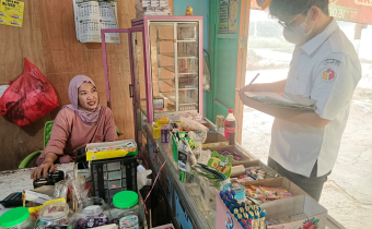 Staf Bawaslu Kabupaten Katingan saat melakukan wawancara langsung kepada responden