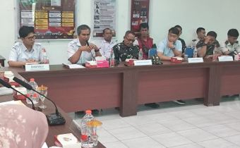 Koordiv HP2H Bawaslu Katingan, Usman Sitepu saat menyampaikan beberapa  permasalahan yang harus di tindak lanjuti pada rapat pleno terbuka.