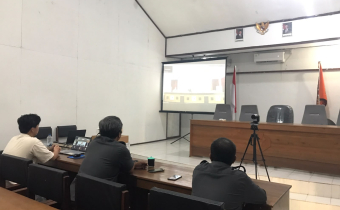 Koordiv HP2H Bawaslu Kabupaten Katingan, Usman Sitepu beserta staf saat mengikuti Kegiatan Selasa Harati seri 11 via zoom meeting