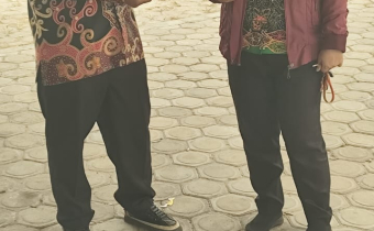 Staf Bawaslu Kabupaten Katingan (Kiri) saat menerima surat pengantar kematian dari kelurahan kasongan baru.