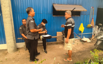 Koordiv HP2H Bawaslu Kabupaten Katingan saat melakukan wawancara bersama warga, di dampingi oleh staf  Bawaslu Kabupaten Katingan