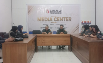 Rapat internal Bawaslu Kabupaten Katingan membahas sistem kerja dan kedisiplinan pegawai.